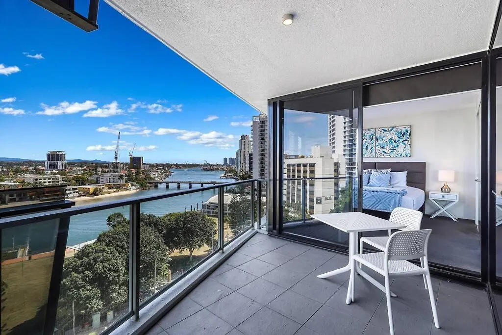 Circle On Cavill Riverview Apartment 450 Metre To The Beach غولد كوست